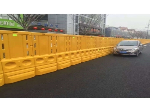 赛罕2米高水马围挡在道路交通设施中的交通属性